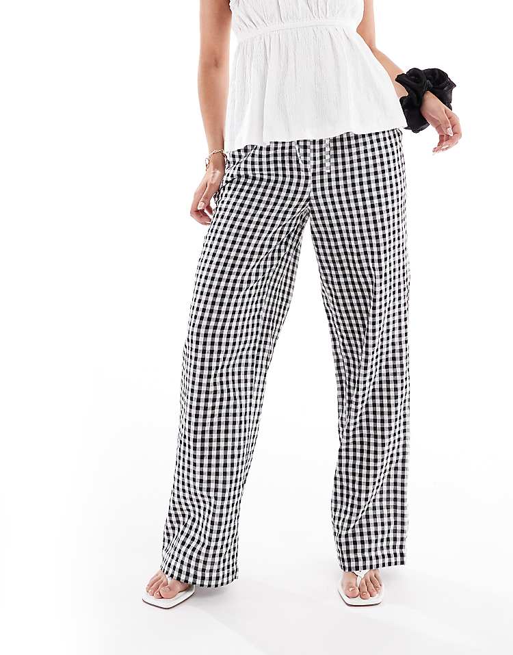 https://images.asos-media.com/products/pieces-high-waist-wide-leg-trousers-in-black-gingham-print/208143518-1-blackgingham?$n_750w$&wid=750&fit=constrain