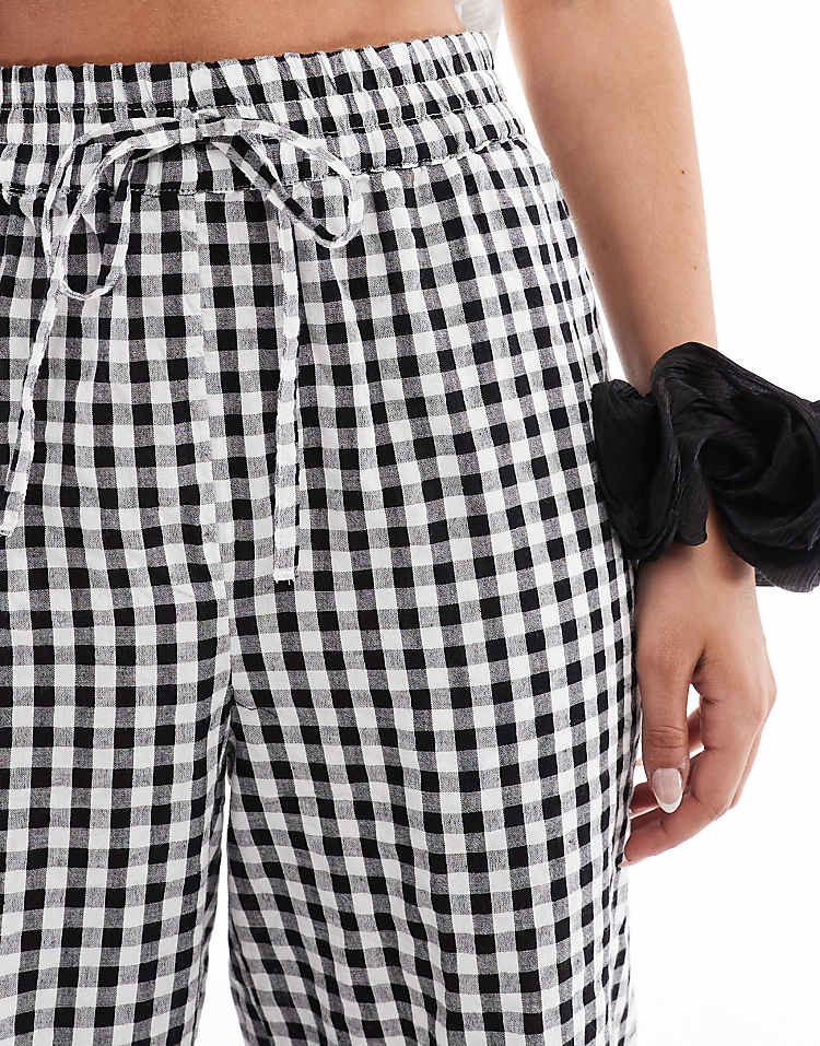 https://images.asos-media.com/products/pieces-high-waist-wide-leg-trousers-in-black-gingham-print/208143518-2?$n_750w$&wid=750&fit=constrain