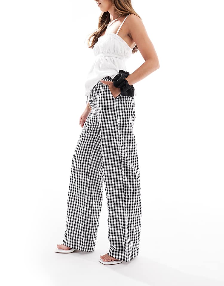 https://images.asos-media.com/products/pieces-high-waist-wide-leg-trousers-in-black-gingham-print/208143518-5?$n_750w$&wid=750&fit=constrain