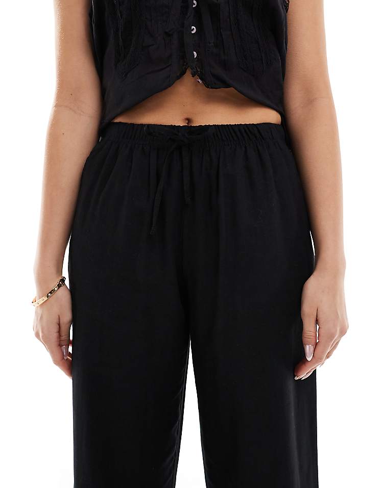 https://images.asos-media.com/products/bershka-tie-waist-wide-leg-linen-trousers-in-black/208146424-4?$n_750w$&wid=750&fit=constrain