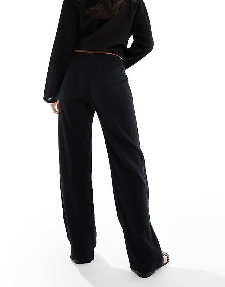 https://images.asos-media.com/products/pullbear-high-waisted-linen-look-trousers-in-black/208149714-2?$n_750w$&wid=750&fit=constrain