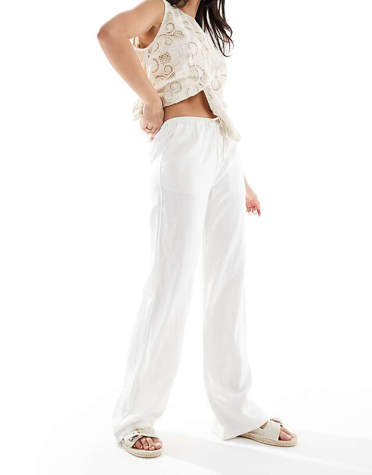 https://images.asos-media.com/products/pullbear-high-waisted-linen-look-trousers-in-white/208149940-4?$n_750w$&wid=750&fit=constrain