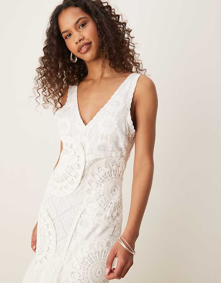 https://images.asos-media.com/products/asos-design-v-neck-crochet-lace-maxi-dress-in-white/208151317-2?$n_750w$&wid=750&fit=constrain