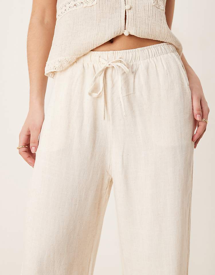https://images.asos-media.com/products/stradivarius-linen-look-pull-on-trouser-in-natural/208178903-2?$n_750w$&wid=750&fit=constrain