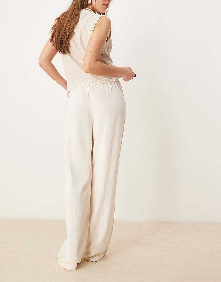 https://images.asos-media.com/products/stradivarius-linen-look-pull-on-trouser-in-natural/208178903-3?$n_750w$&wid=750&fit=constrain