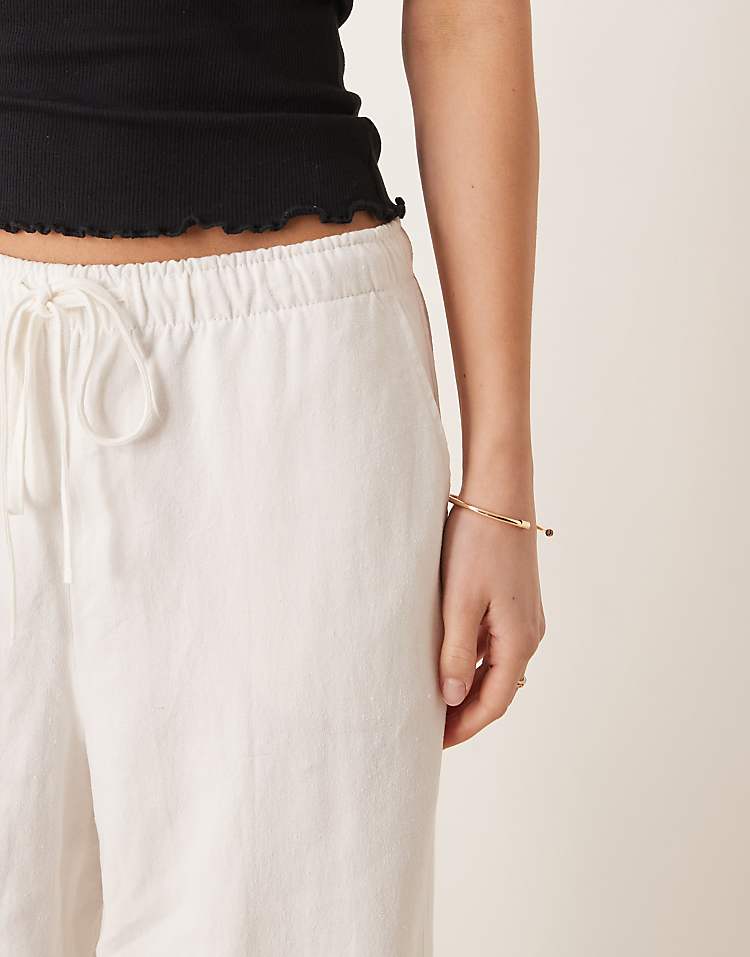 https://images.asos-media.com/products/stradivarius-linen-look-pull-on-trouser-in-white/208178944-4?$n_750w$&wid=750&fit=constrain
