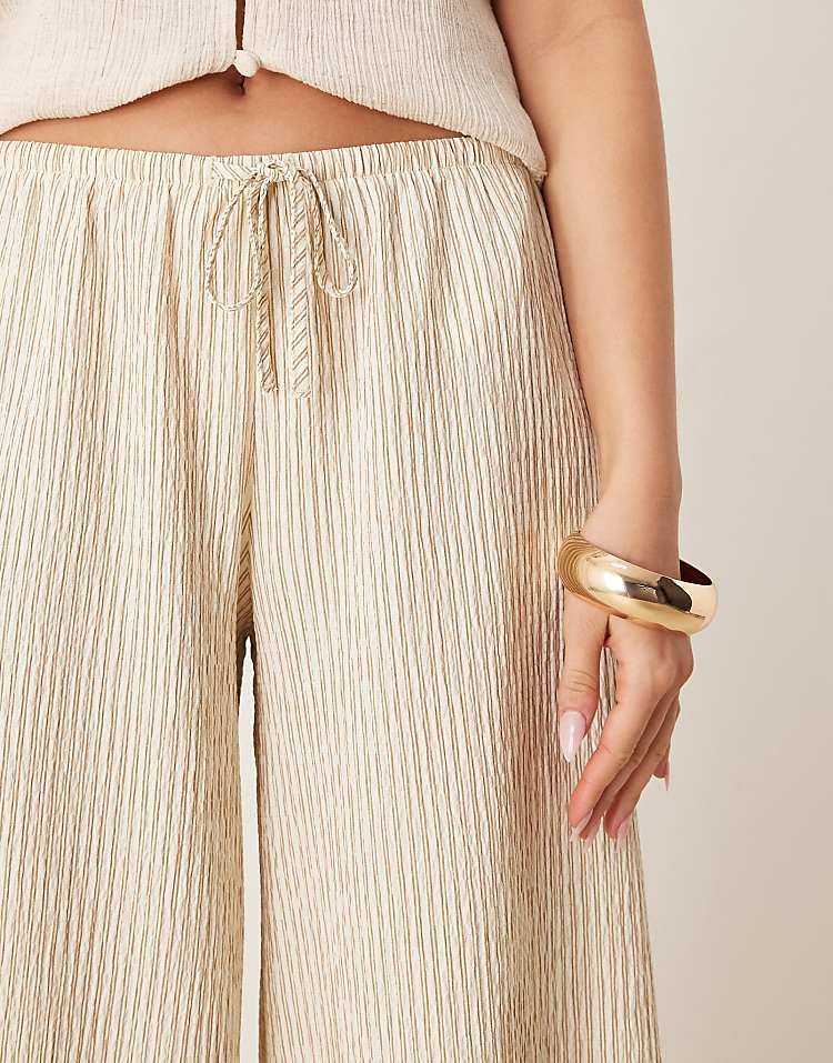 https://images.asos-media.com/products/stradivarius-linen-look-wide-leg-trouser-in-beige-stripe/208268114-2?$n_750w$&wid=750&fit=constrain