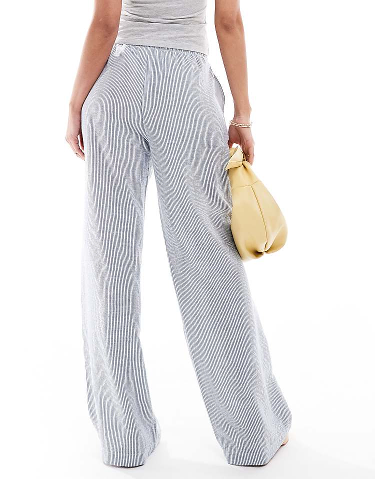 https://images.asos-media.com/products/bershka-drawstring-waist-wide-leg-trousers-in-light-blue-pinstripe/208300266-2?$n_750w$&wid=750&fit=constrain