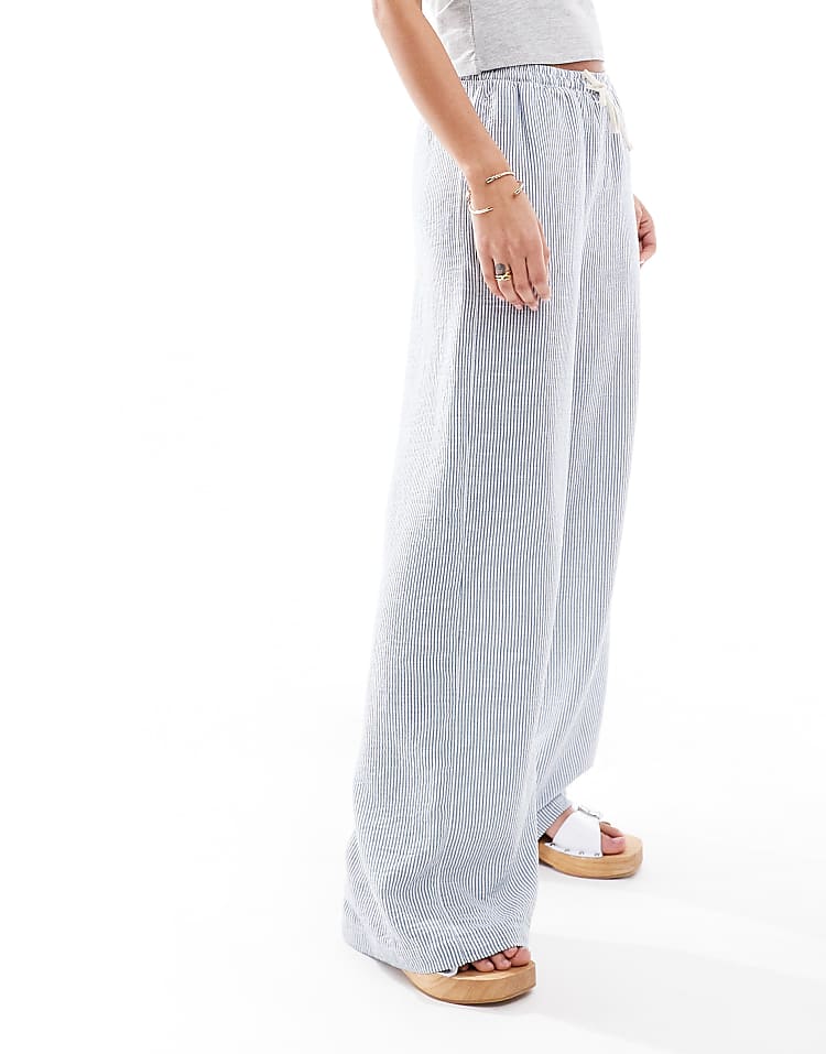 https://images.asos-media.com/products/bershka-drawstring-waist-wide-leg-trousers-in-light-blue-pinstripe/208300266-3?$n_750w$&wid=750&fit=constrain