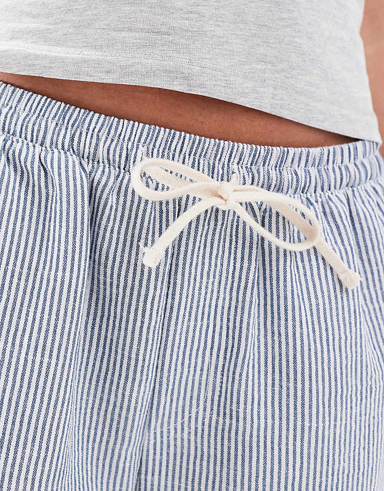https://images.asos-media.com/products/bershka-drawstring-waist-wide-leg-trousers-in-light-blue-pinstripe/208300266-4?$n_750w$&wid=750&fit=constrain