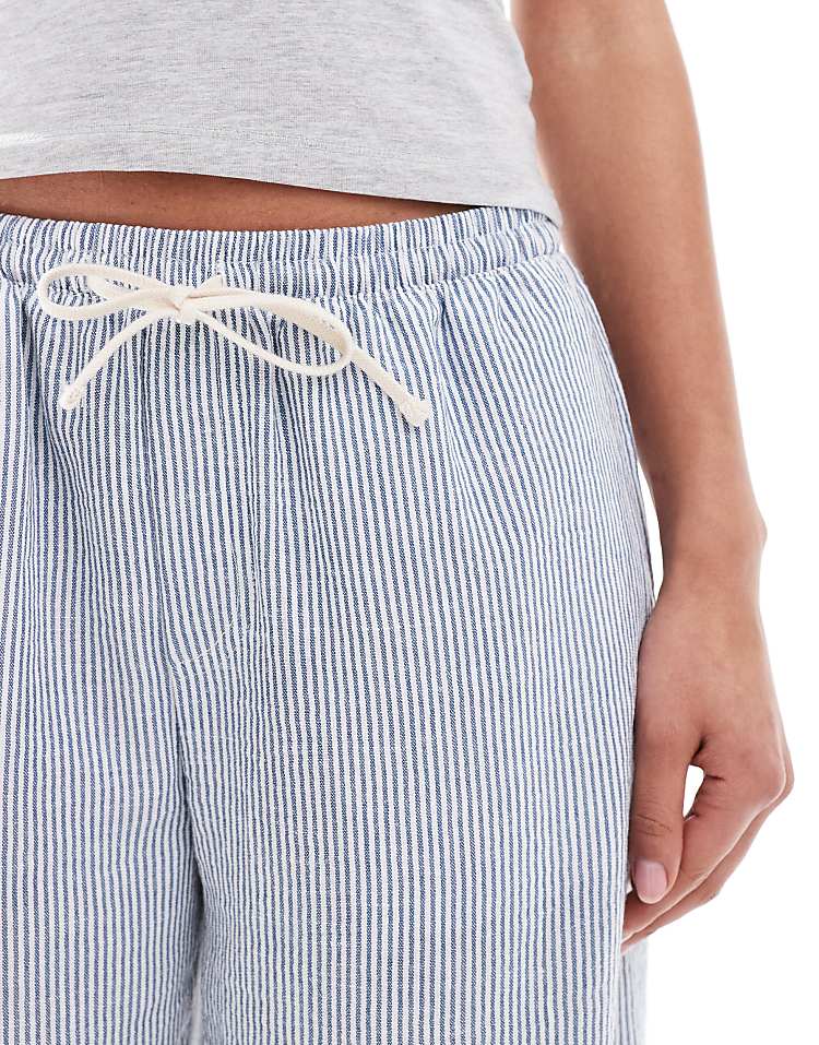 https://images.asos-media.com/products/bershka-drawstring-waist-wide-leg-trousers-in-light-blue-pinstripe/208300266-5?$n_750w$&wid=750&fit=constrain