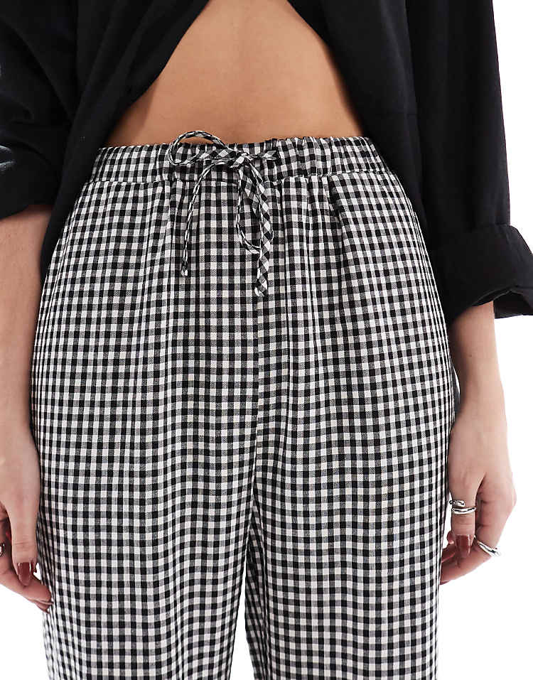 https://images.asos-media.com/products/threadbare-gingham-tie-waist-wide-leg-trousers-in-black-and-white/208634292-2?$n_750w$&wid=750&fit=constrain